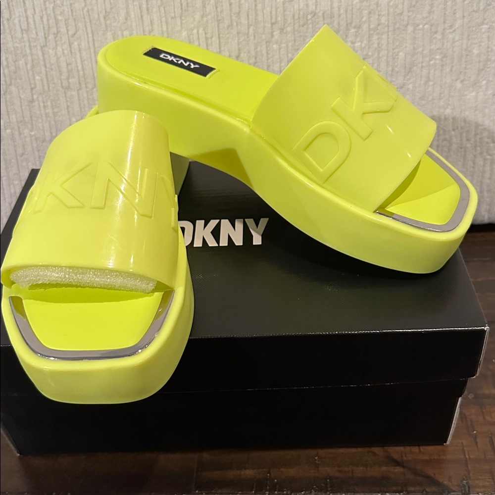 DKNY Vibrant Yellow Platform Slide Sandals NIB - Picture 2 of 4